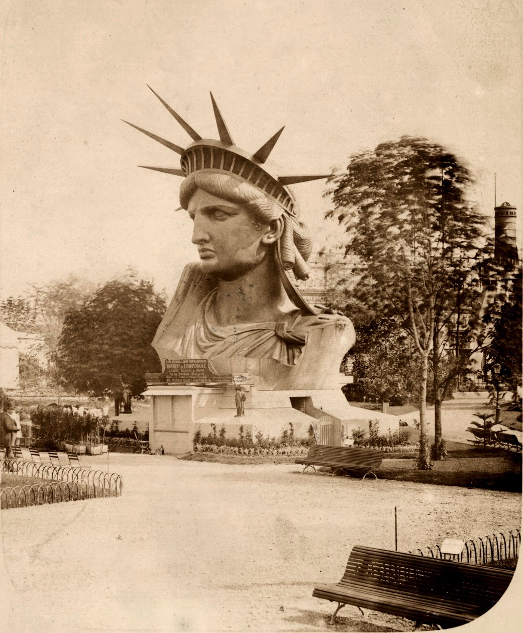 A cabeça a estátua da liberdade em exposição em Paris 1883 de Albert Fernique