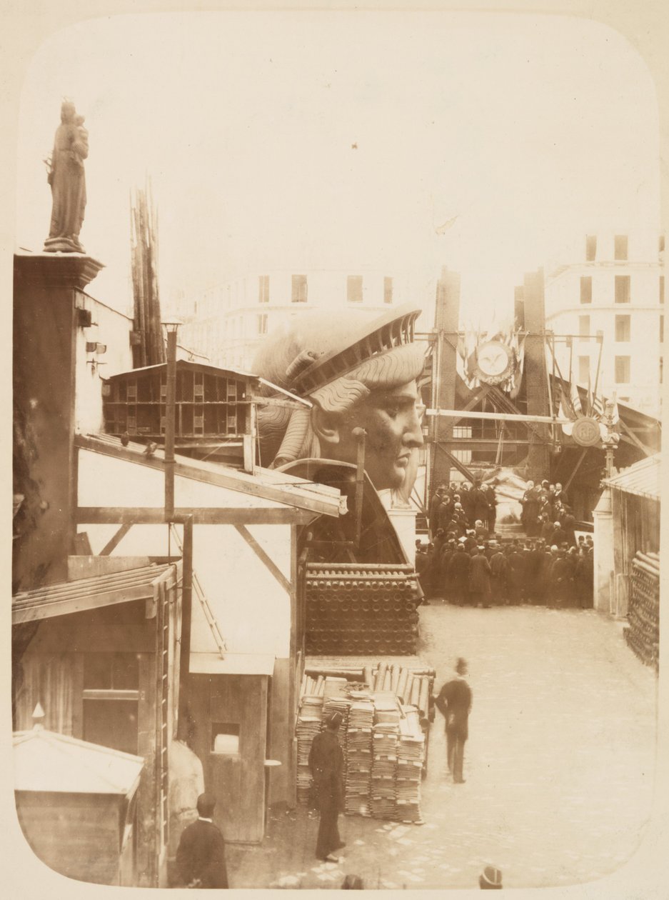 Vista da área externa do workshop Monduit e Bechet, mostrando a cabeça da Estátua da Liberdade, Paris, 1883 de Albert Fernique