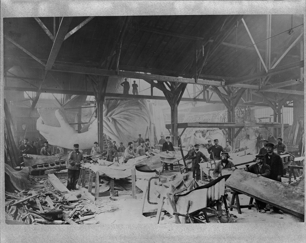 Trabalhadores que construíram a Estátua da Liberdade na oficina parisiense de Bartholdi, c.winter 1882 de Albert Fernique