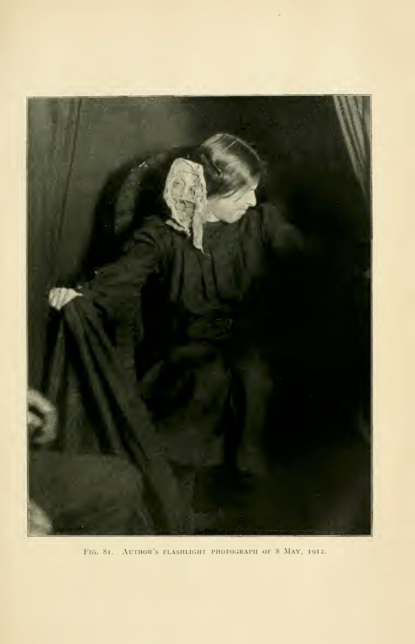 Eva Carrière produzindo ectoplasma, Paris, 8 de maio de 1912, a partir de 
