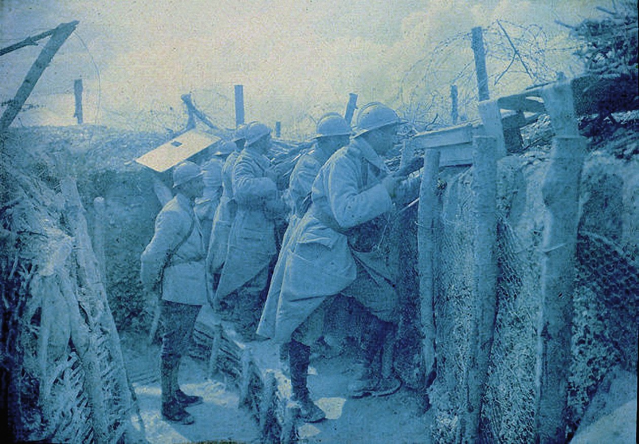 Um posto de escuta francês: soldados em uma trincheira na Frente Ocidental, França, 1916 (autocrômico) de Albert Samama Chikli