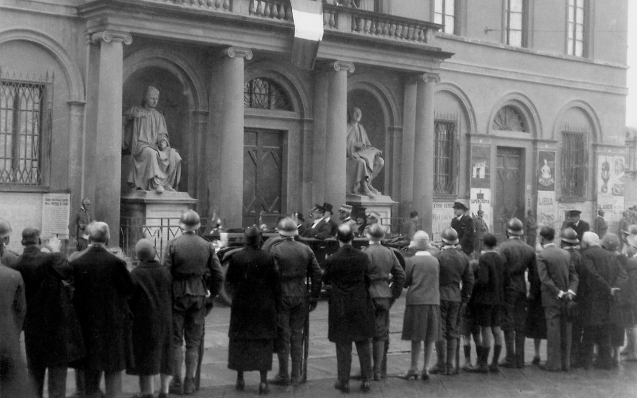 Multidão na Piazza Duomo por ocasião da visita do Re Vittorio Emanuele III em Florença de Alberto Fierli