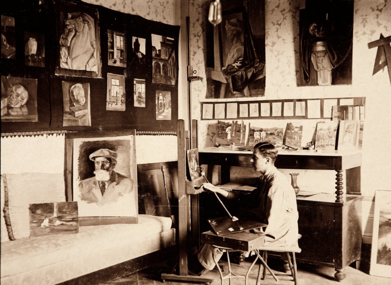 O artista Guglielmo Ghini em seu estúdio, Ponte a Vingone, Scandicci, Florença, 09/1920 (foto a p/b) de Alberto Fierli