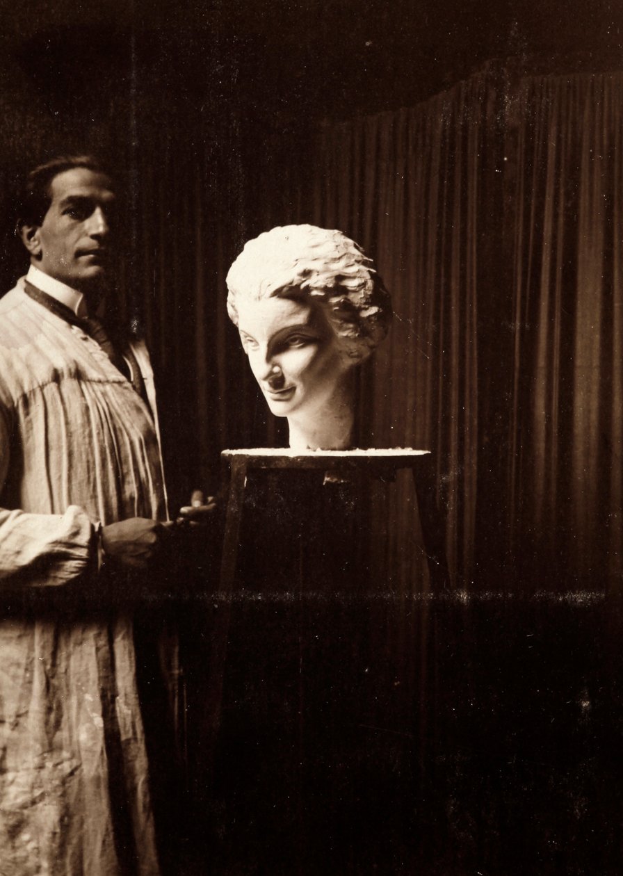 O escultor Mario Pelagatti em seu estúdio, Florença, 20/11/1920 (foto a p/b) de Alberto Fierli
