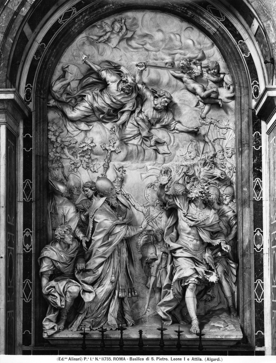 Papa Leão I (c.390-461) repelindo Attila (c.406-453) (mármore) (foto a p/b) de Alessandro Algardi