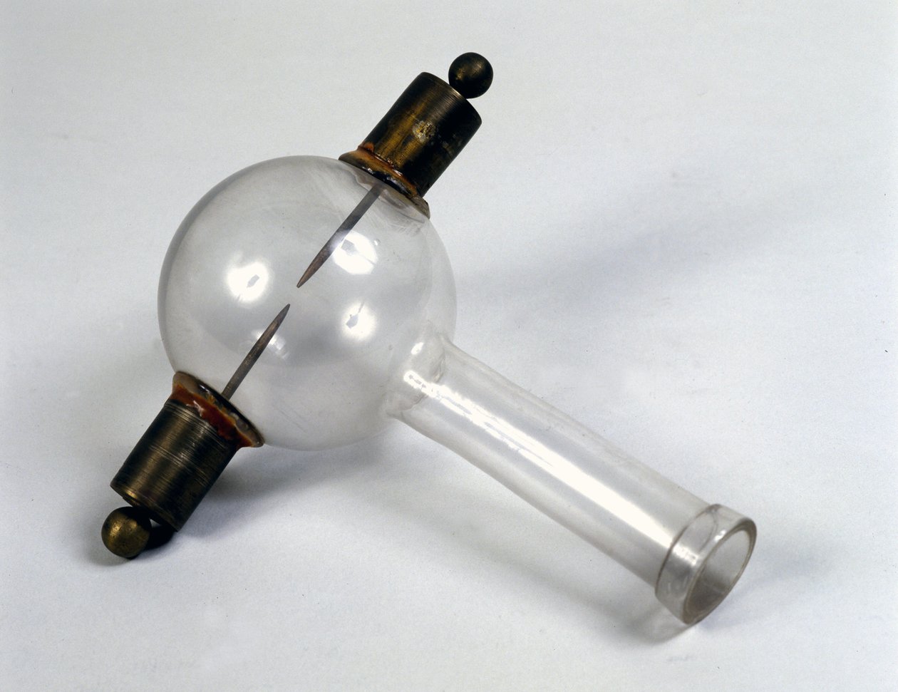A pistola elétrica de Alessandro (Alexandre) Volta usada para acender o metano. Museu de Ciência e Tecnologia, Milão. de Alessandro Volta