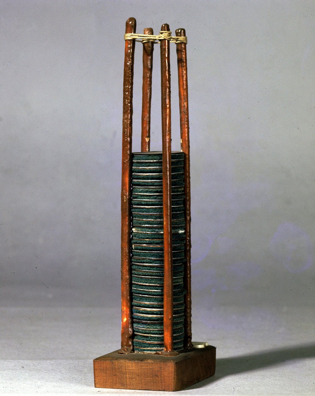 A pilha de Alessandro (Alexander) Volta. Museu de Ciência e Tecnologia, Milão. de Alessandro Volta