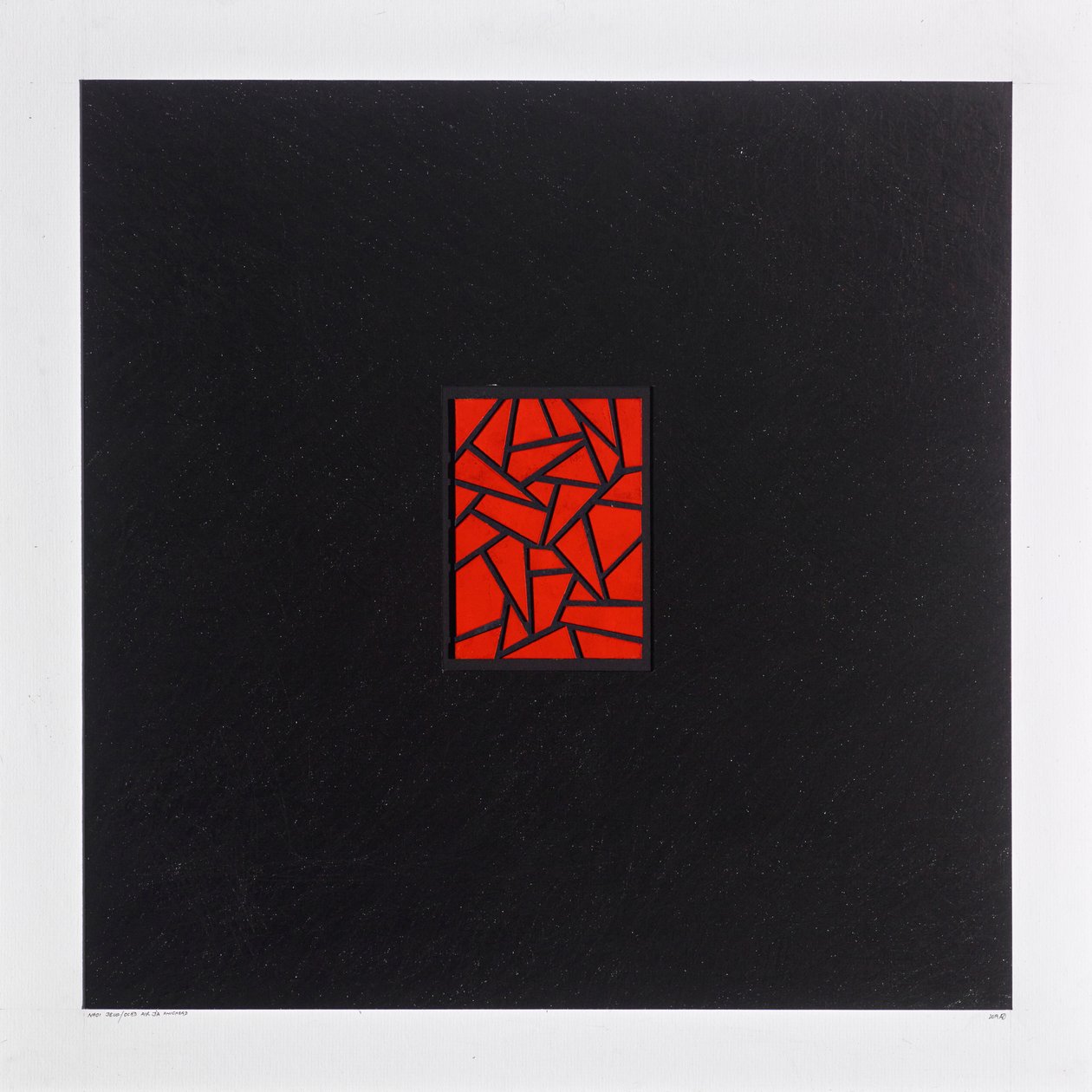Red Bits on Black, 2021 (esmalte sobre cartão) de Alex Dunn