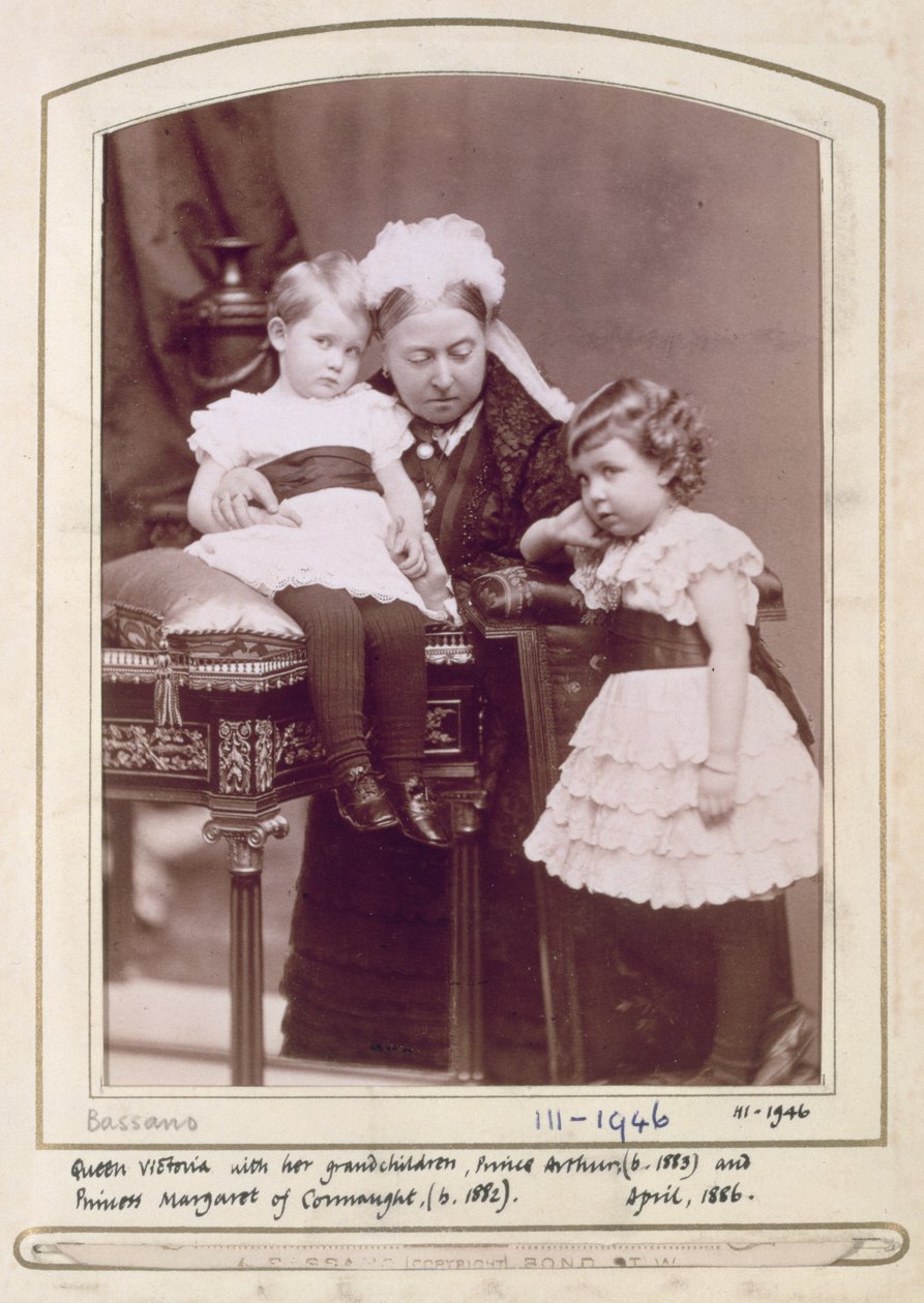 Rainha Vitória (1819-1901) com seus netos, o Príncipe Artur (n. 1893) e a Princesa Margarida de Connaught (n. 1882), em abril de 1886 (foto em sépia) de Alexander Bassano