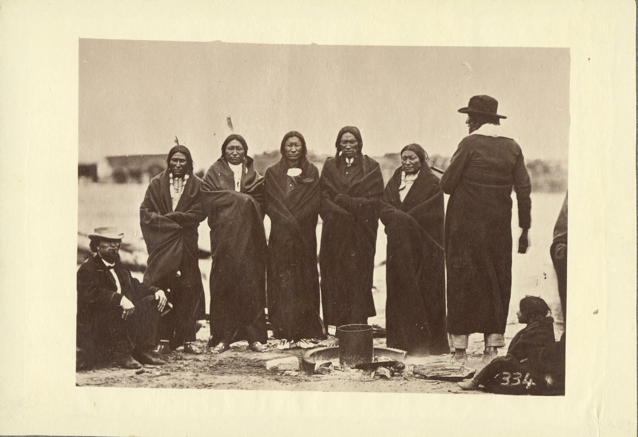 Tashunkakokip (Velho com medo de seus cavalos) e seus chefes, Oglala, 1868 (albumen print) de Alexander Gardner