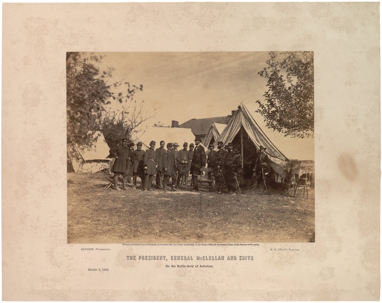 O Presidente, General McClellan e suíte em ... Antietam, 3 de outubro de 1862 (foto sépia) de Alexander Gardner