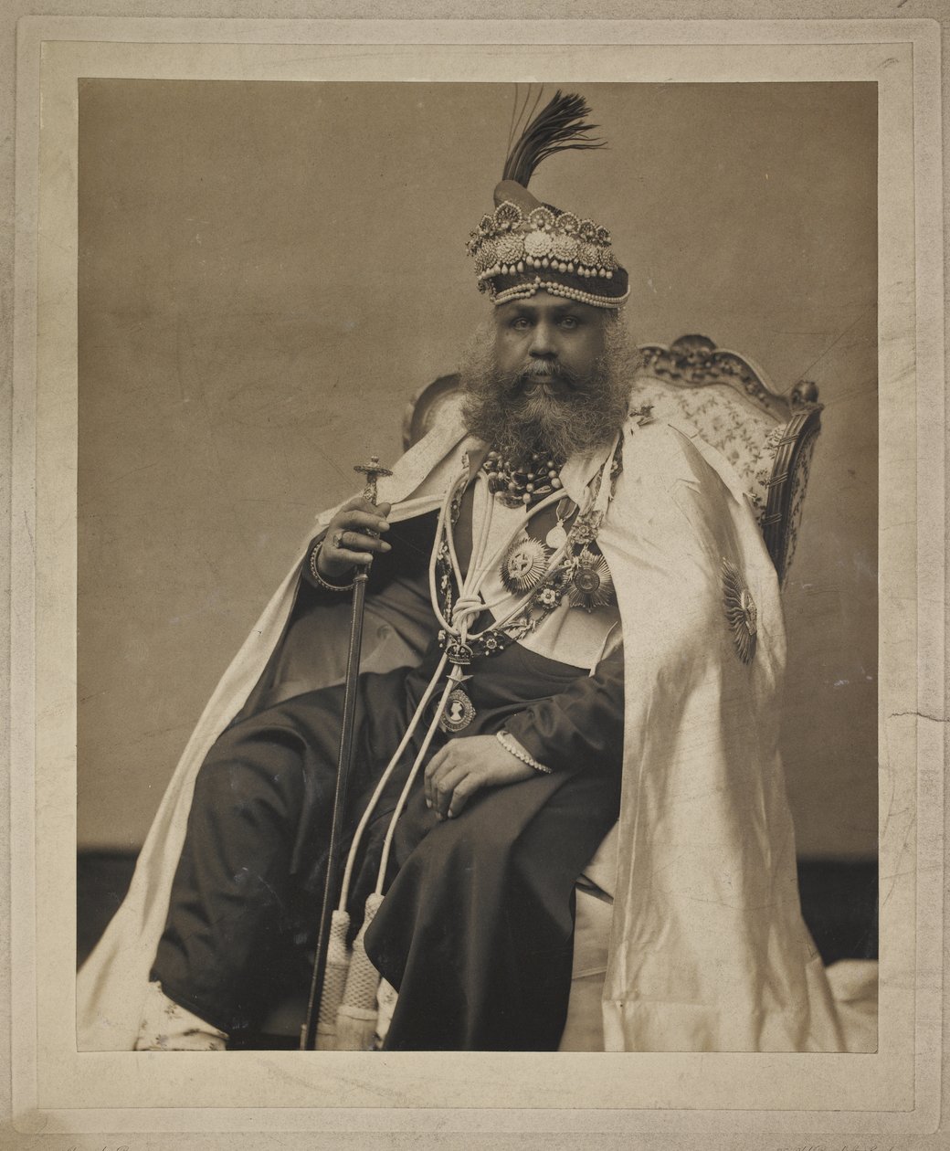 Retrato de Sir Sawai Madho Singh, Marajá de Jaipur, c.1900 (foto em preto e branco) de Alexander Bassano