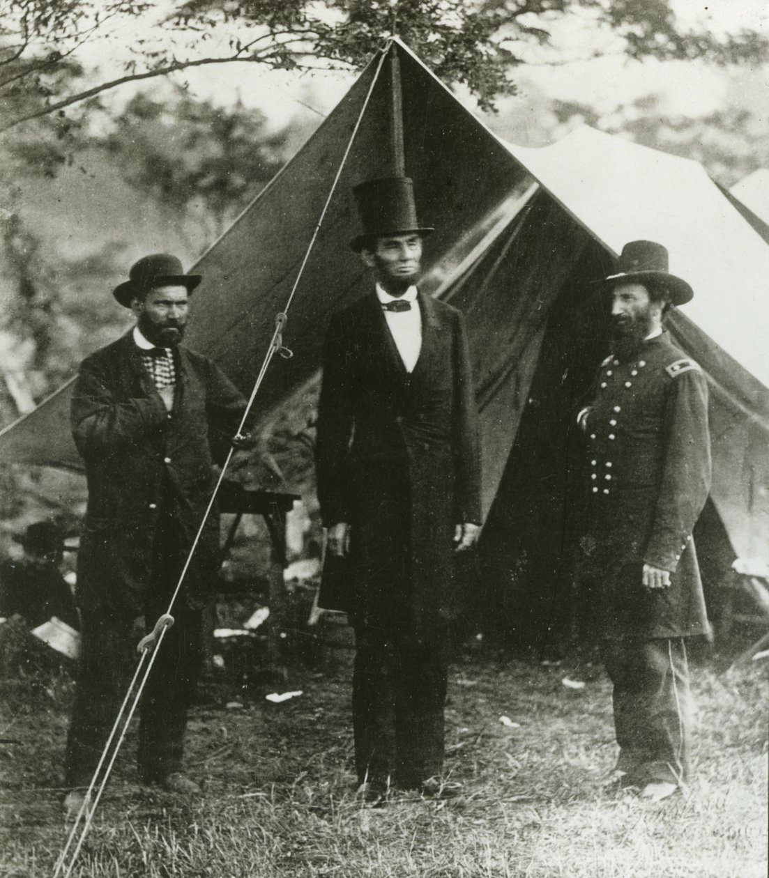 Abraham Lincoln com Allan Pinkerton e o Major General John A. McClernand, 1862 de Alexander Gardner