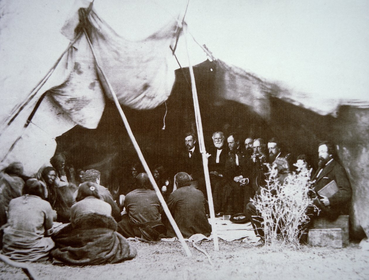 General William T. Sherman (1820-91) preside ao Tratado de Fort Laramie com o Chefe Red Cloud, abril de 1868 (foto a p/b) de Alexander Gardner