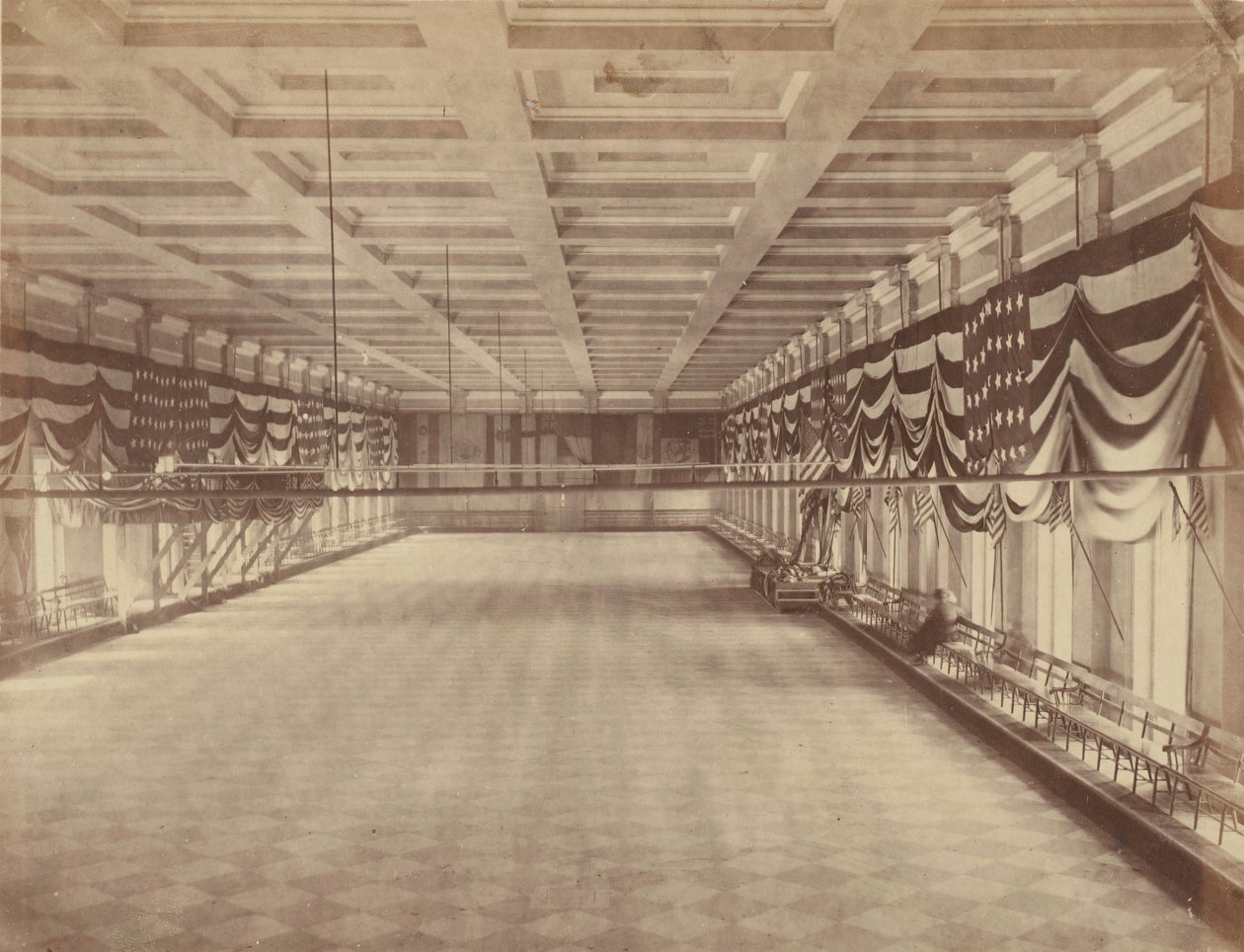 [Vista interior do salão de baile para o segundo baile inaugural de Lincoln], março de 1865. de Alexander Gardner