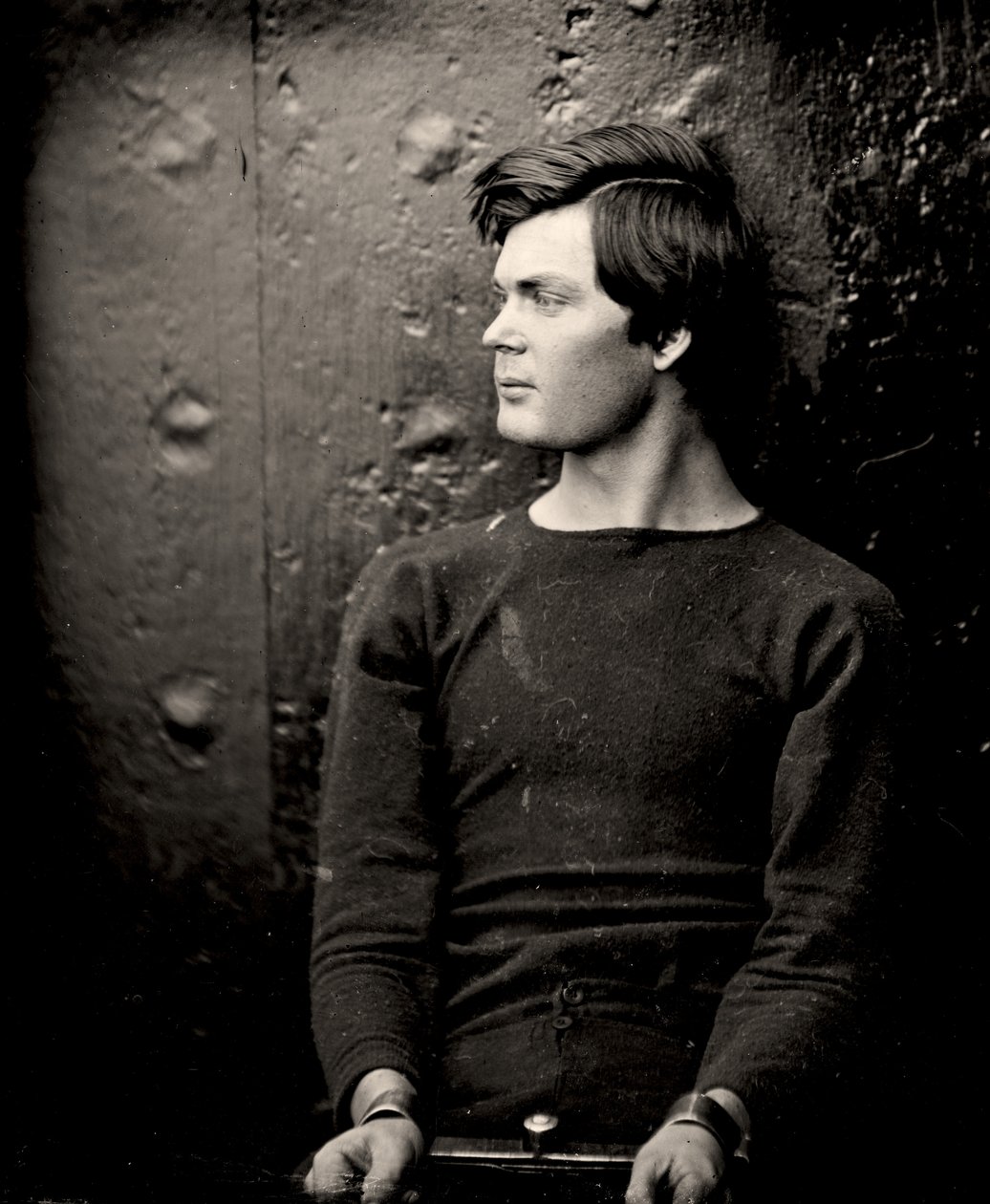 Lewis Powell em ferros de pulso a bordo do USS Saugus, 1865 de Alexander Gardner