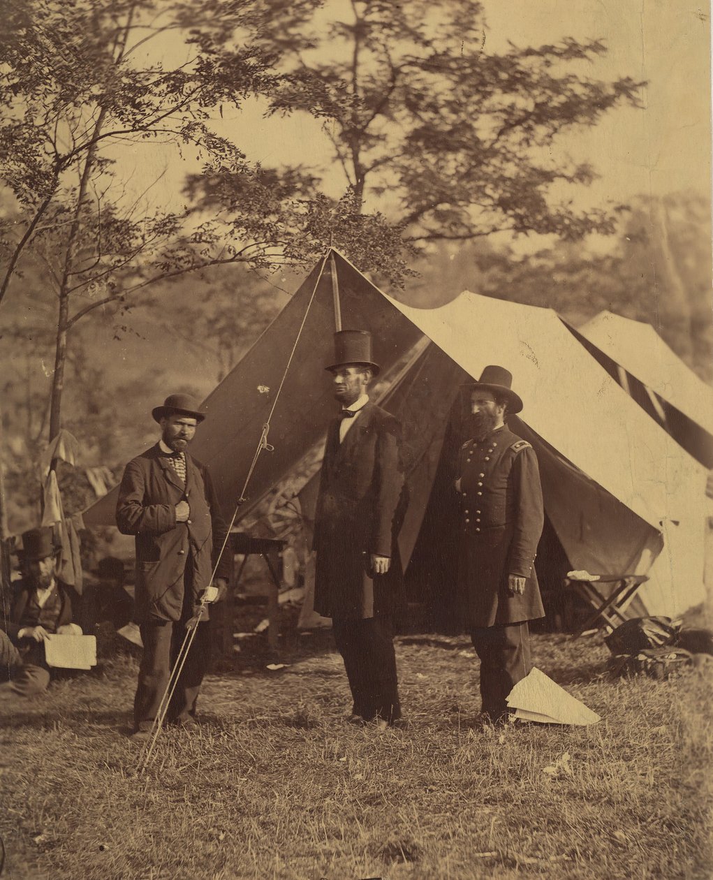 [Presidente Abraham Lincoln, Major General John A. McClernand à direita, e E. J...., 4 de outubro de 1862. de Alexander Gardner