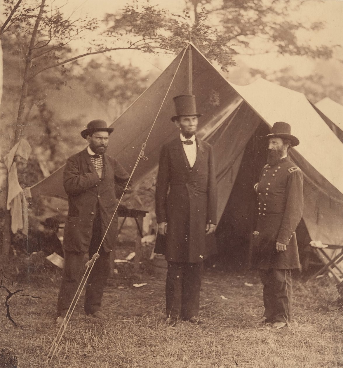 [Presidente Abraham Lincoln, Major General John A. McClernand à direita, e E. J...., 3 de outubro de 1862. de Alexander Gardner