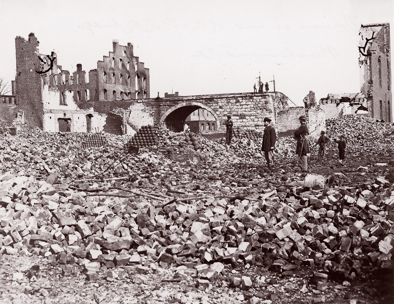 Ruínas no final de Richmond e Petersburg Railroad Bridge, Richmond, 1861-65. de Alexander Gardner