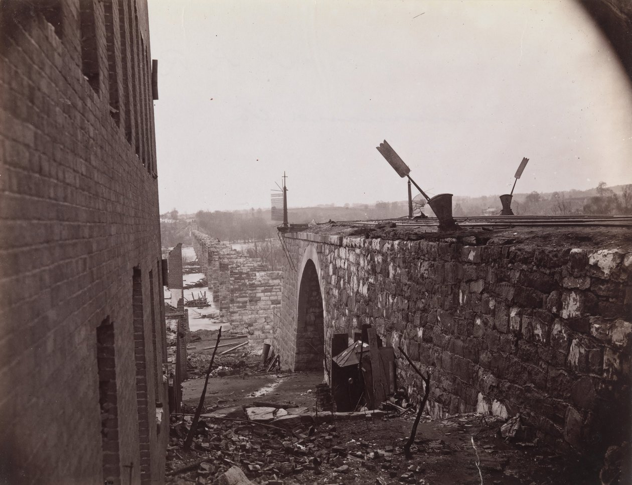 Ruínas da Ponte Ferroviária de Richmond e Petersburgo, Richmond, Virgínia, ca. 1865. de Alexander Gardner