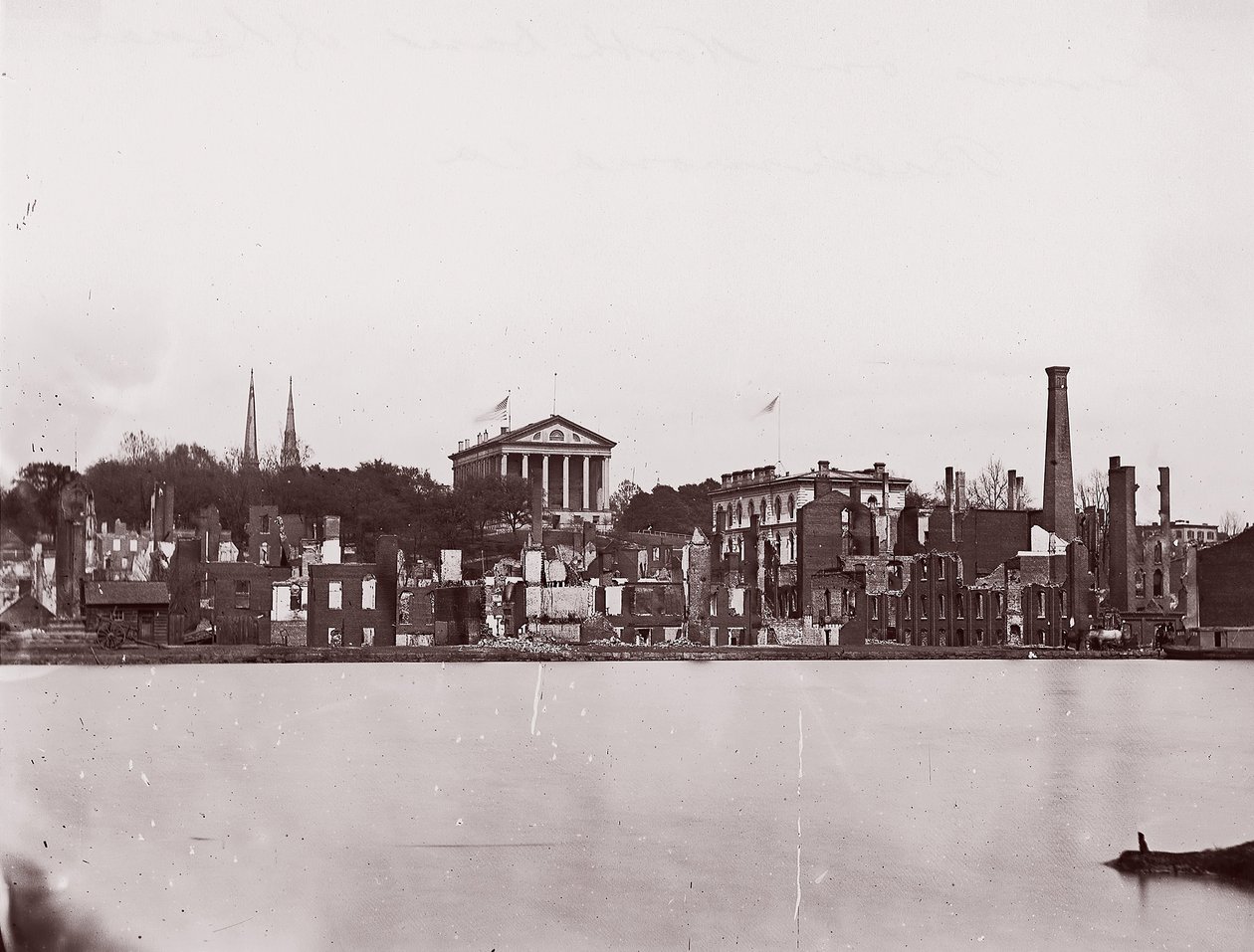 Ruínas na margem norte do canal, Richmond, 1865. de Alexander Gardner