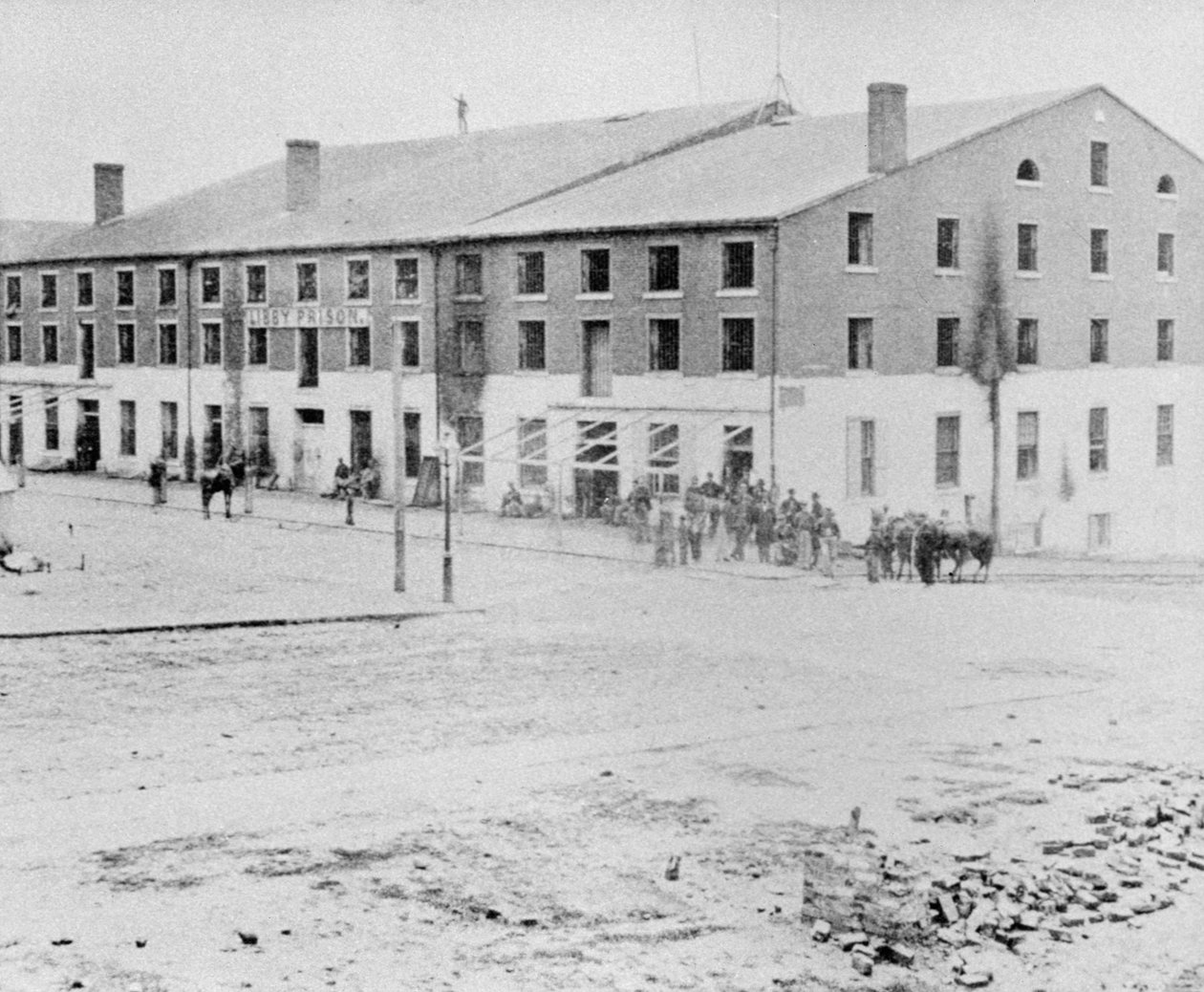 A Prisão Confederada Libby para Prisioneiros de Guerra em Richmond, Virgínia (foto a p/b) de Alexander Gardner