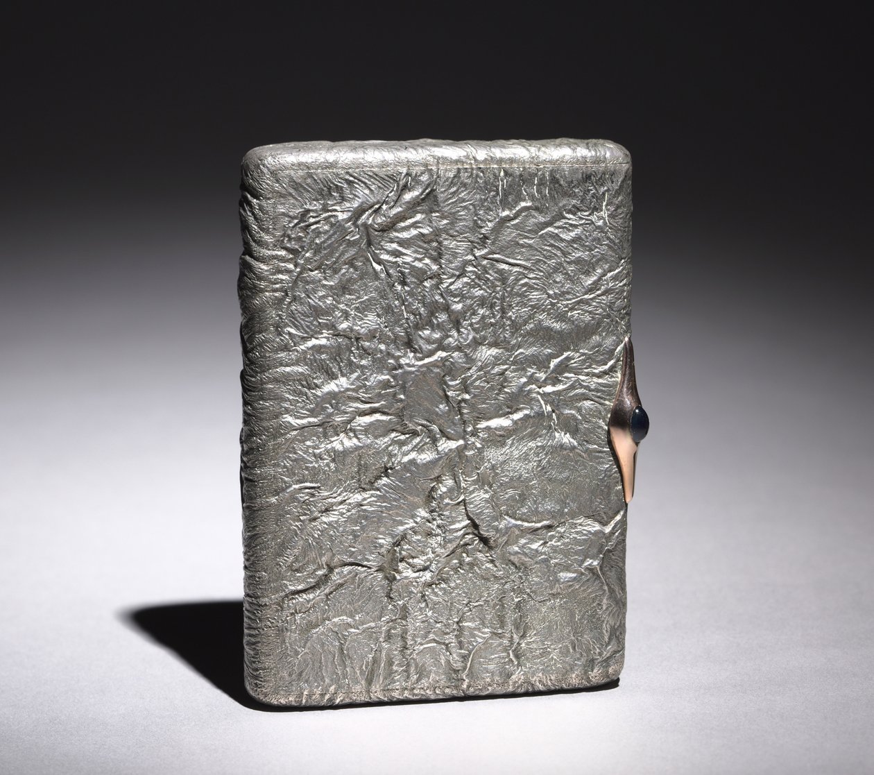 Cigarette Box, após 1896 (prata, safira cabochão montada em ouro) de Alexander Karpov