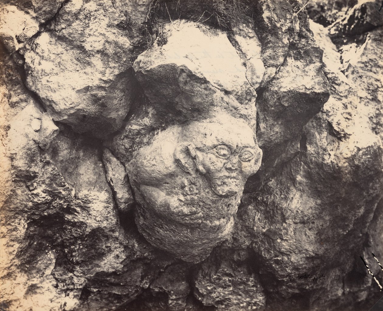 Cabeça gigantesca talhada na rocha sólida, recentemente descoberta perto de Esmirna, à entrada de uma gruta, 1866 (foto) de Alexander Sandor Svoboda