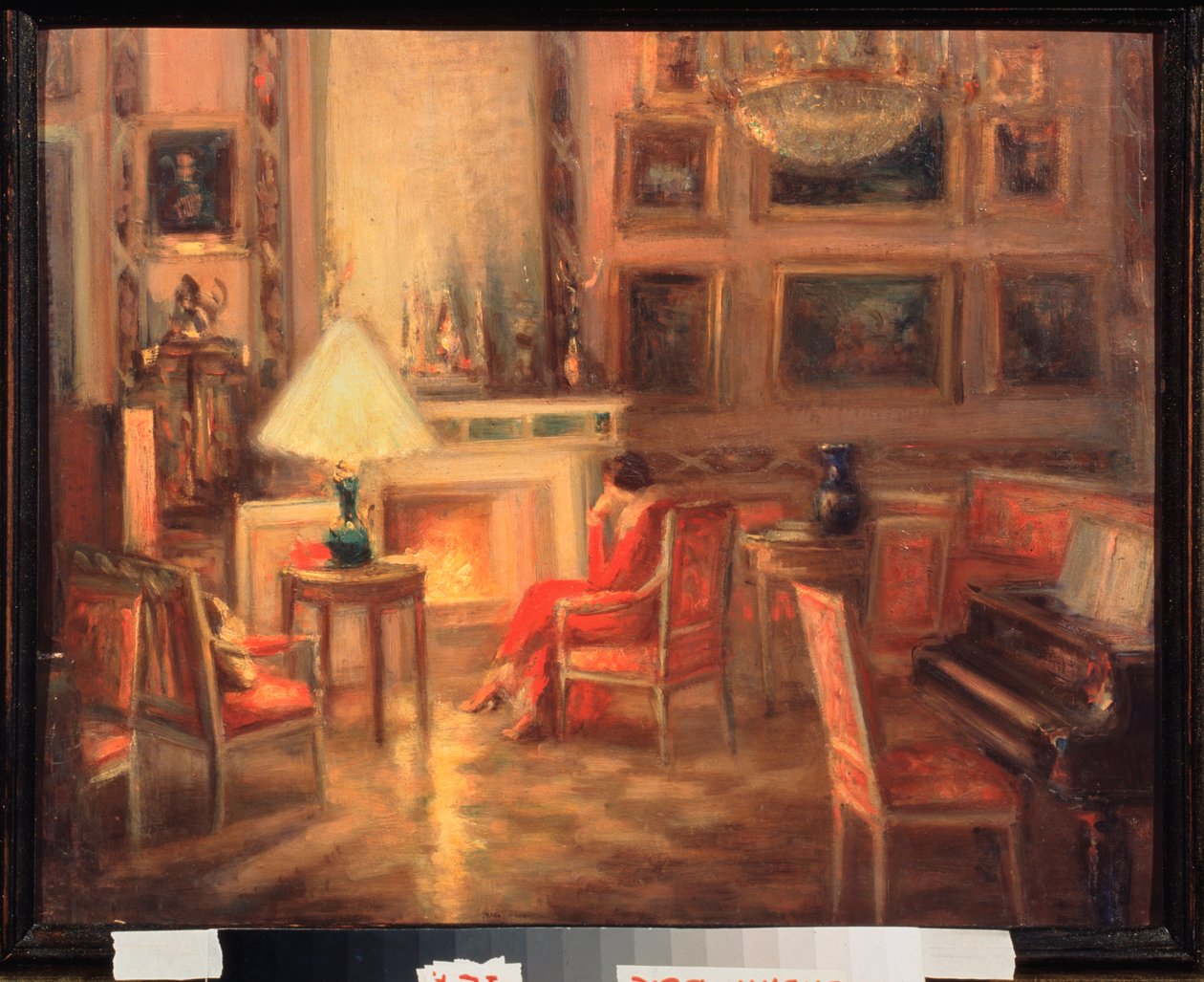 Interieur avec une femme pres de la cheminee (Interior com uma Mulher junto à Lareira) - Oeuvre de Alexander Sredin (Sredine) (1872-1934), huile sur carton de Alexander Sredin