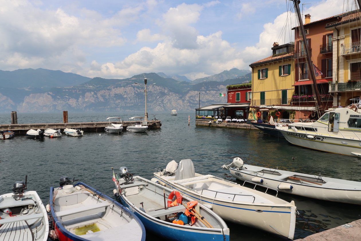 o porto de Malcesine de Alexandra Joseph