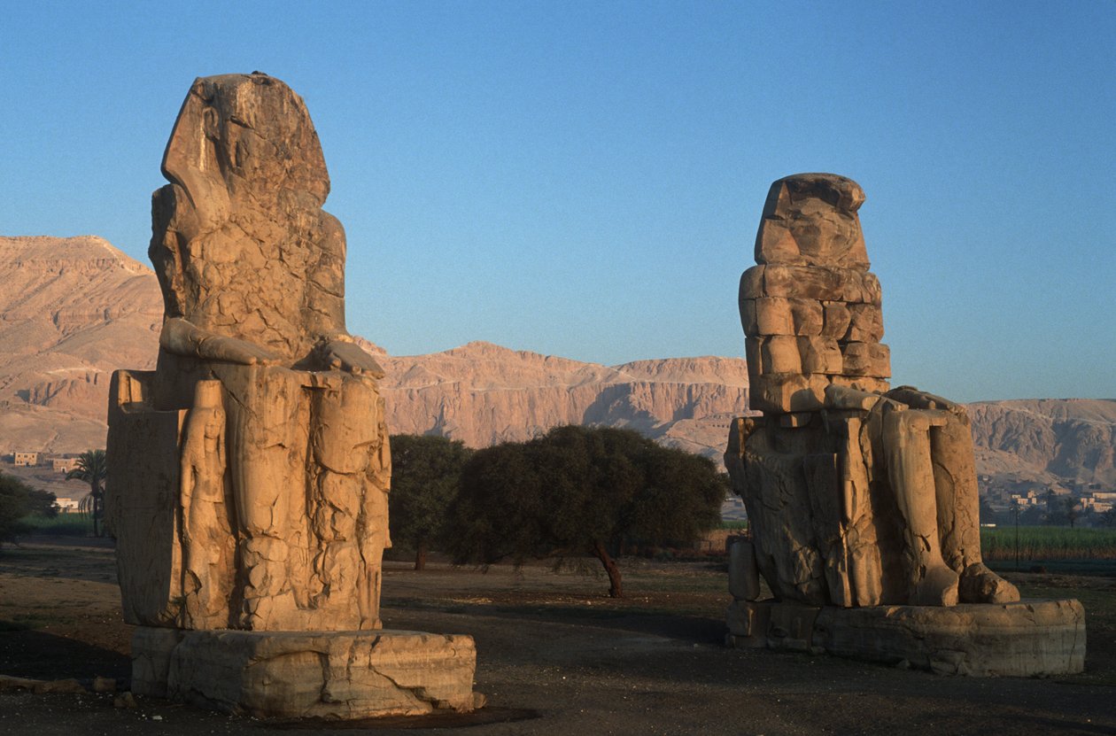 Egito, antiga Tebas, estátuas de Amenhotep III Colossi de Memnon de Nicolas Toussaint Charlet
