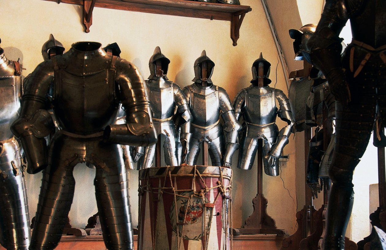Exposição de armadura antiga, Castelo de Churburg, Schluderns, Vale Venosta, Trentino-Alto Adige, Itália de Nicolas Toussaint Charlet