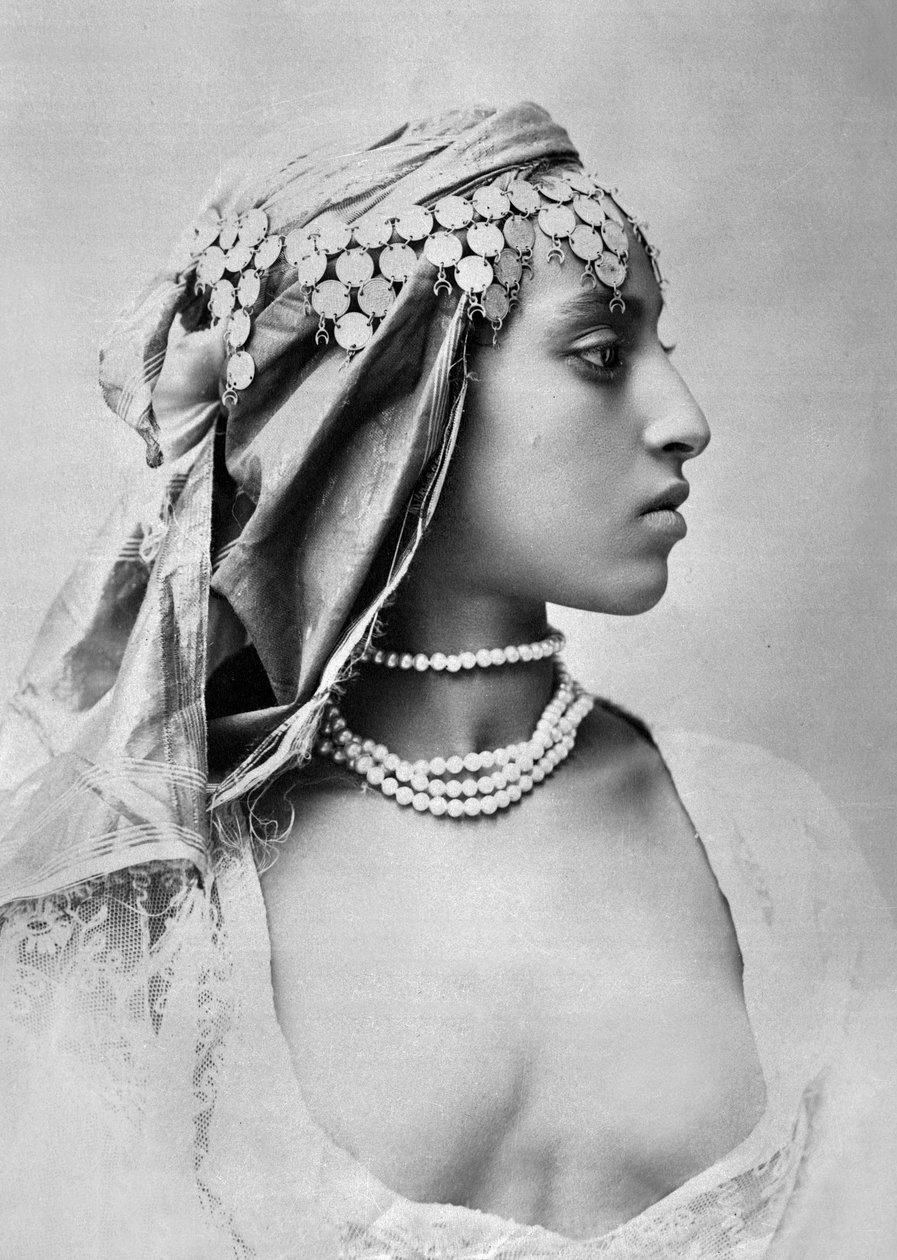 Mulher jovem argelina, c. 1890-1900 (fotografia a preto e branco) de Alexandre Leroux