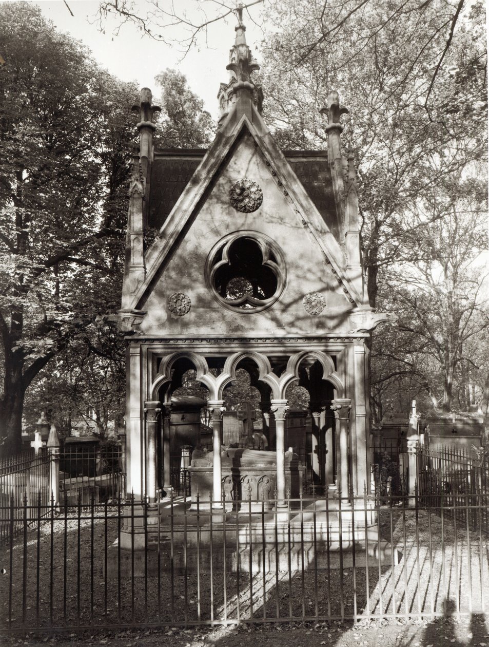 O túmulo de Abelardo e Heloísa, construído em 1817 de Alexandre Marie Lenoir