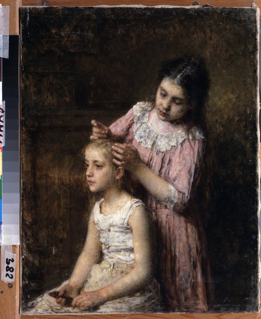 Duas irmãs. O mais velho está a fazer o cabelo da filha mais nova. Pintura de Alexei Alexeyevich Kharlamov (1840-1922), óleo sobre tela de Alexei Alexeyevich Kharlamov