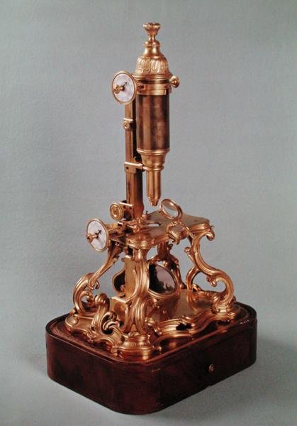 Microscópio pertencente a Louis Auguste d&39;Albert d&39;Ailly (1678-1744) Duque de Chaulnes, c.1751 (bronze dourado e madeira) de Alexis Magny