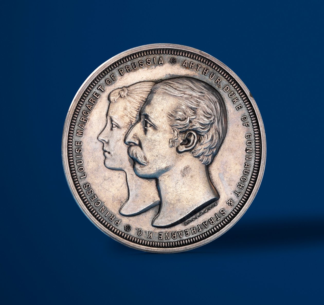 Medalha comemorativa do casamento do Duque de Connaught e da Princesa Luísa da Prússia, 1879 (anverso de 419674) de Alfred and Wyon, Joseph Shephard Wyon