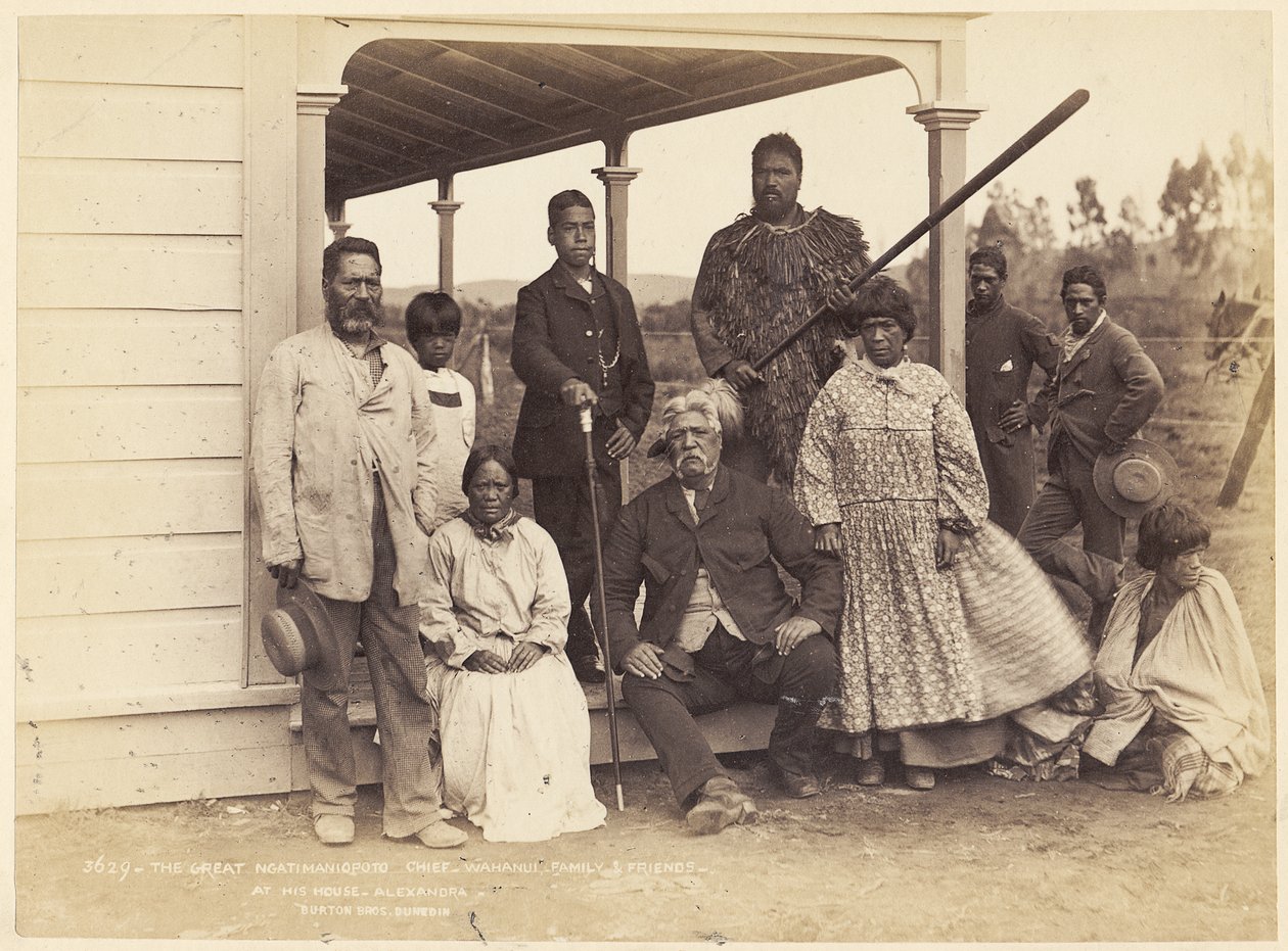 O Grande Chefe Ngatimaniopoto Wahanaui com a família e amigos em sua casa em Alexandra, 7 de junho de 1885 (albuquera) de Alfred Burton