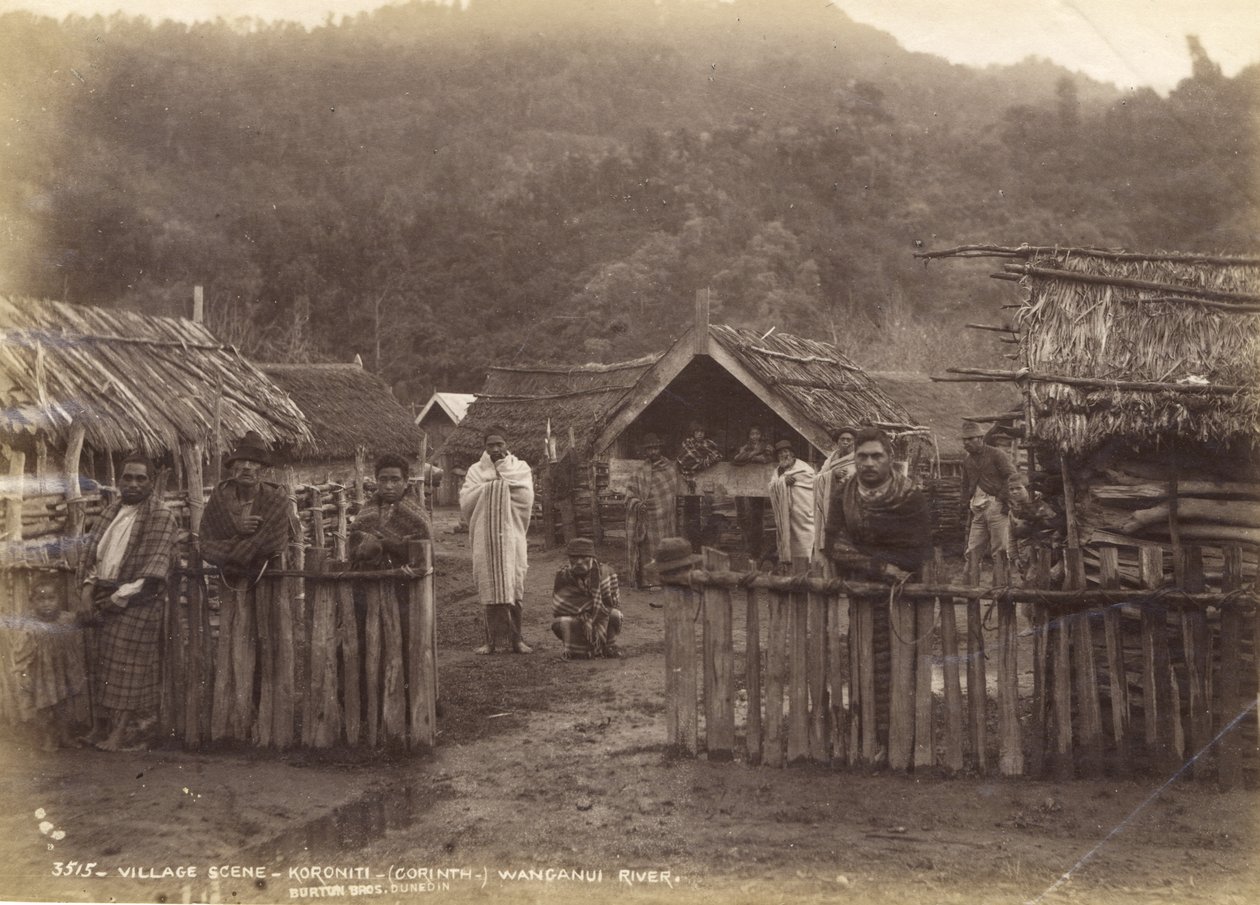 Cena da Aldeia - Koroniti (Corinto) Rio Wanganui, 7 de maio de 1885 (albumen print) de Alfred Burton