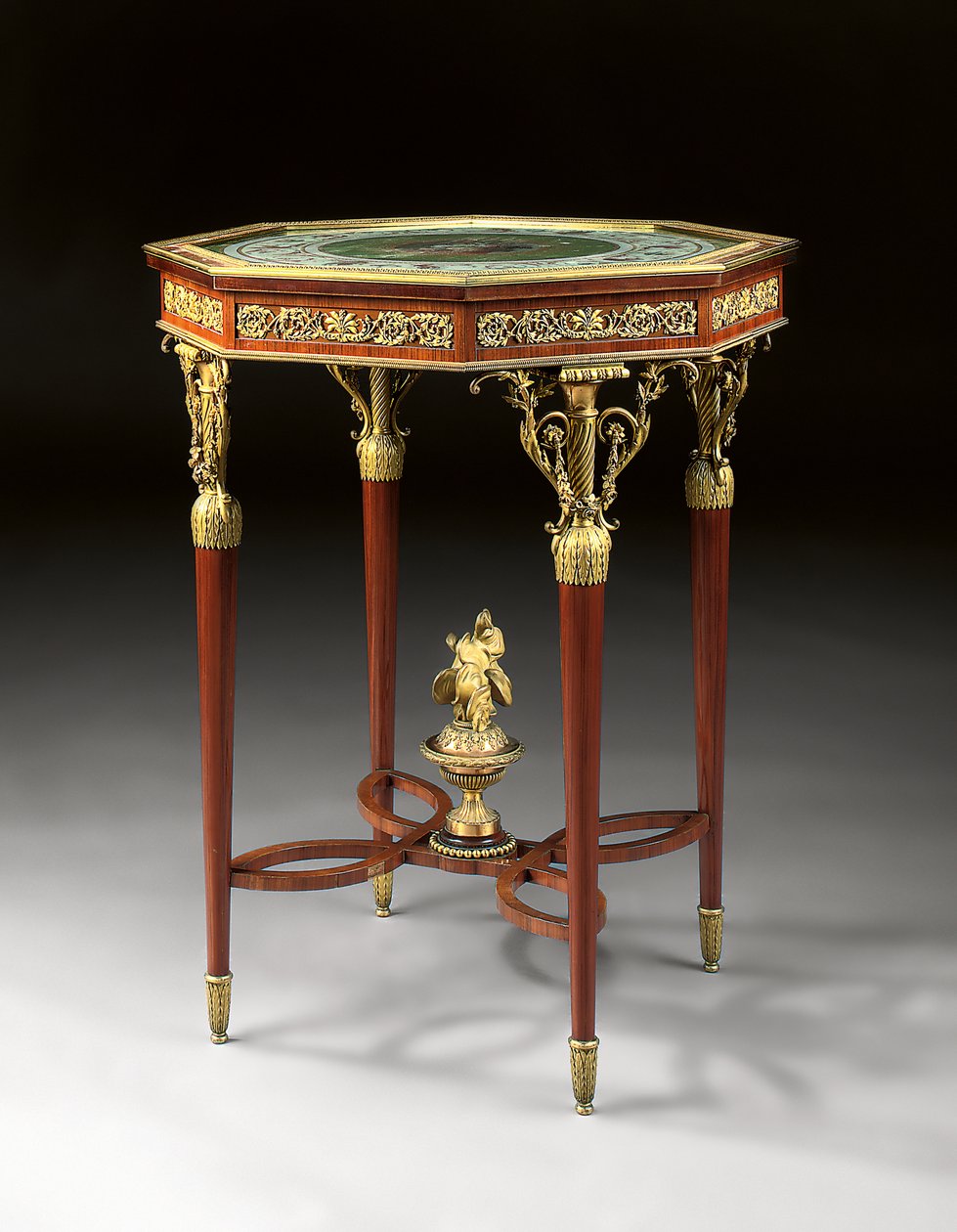 Um gueridon ao estilo Luís XVI (ormolu, mogno e guache) (ver também 362848) de Alfred Emmanuel Louis Beurdeley