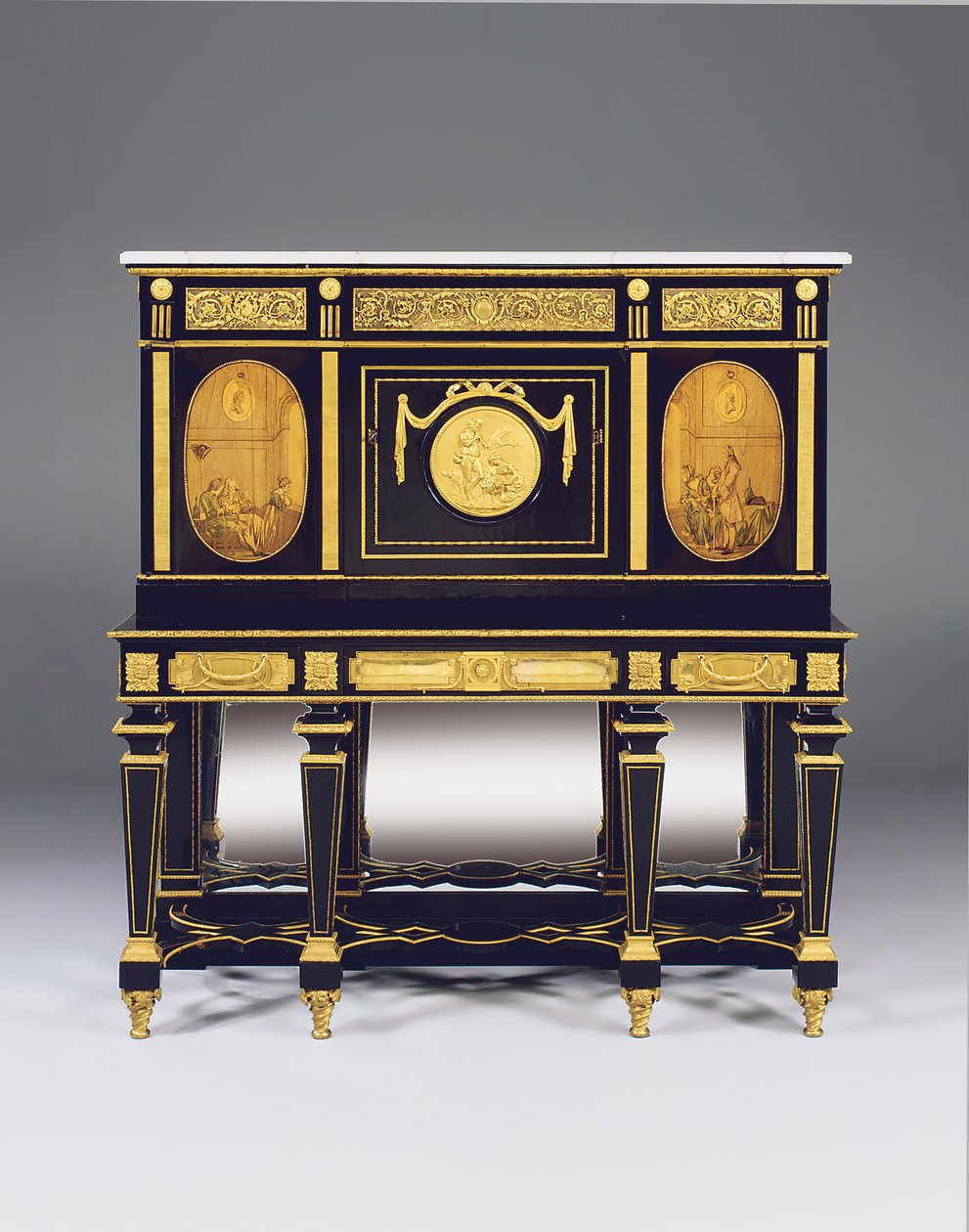 Gabinete de apoio, incorporando painéis de marchetaria e elementos de construção de uma cômoda de David Roentgen, os suportes do friso atribuídos a François Redmond de Alfred Emmanuel Louis Beurdeley