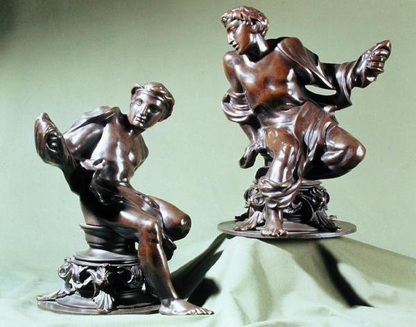 Um par de nus clássicos masculinos, concebidos como finais de pára-lamas, fabricados por Henry E. Hoole & Co. de Alfred George Stevens