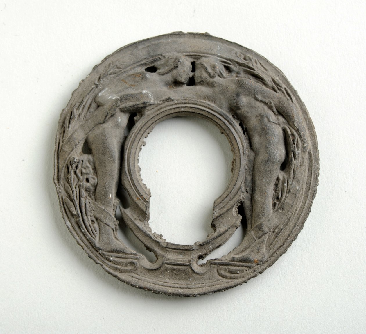Maquete para um Pingente com um Escutcheon arábico (gesso bronzeado) de Alfred Gilbert