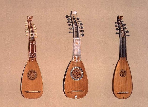 (LtoR) Uma pandurina de 1734 e dois mandolins milaneses de 1775 e 1739, de "Instrumentos Musicais" (litho colorido) de Alfred James Hipkins