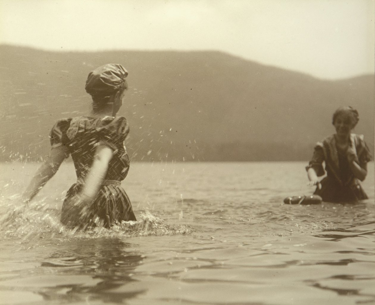 Emmy e Selma, Lago George, 1899. de Alfred Stieglitz
