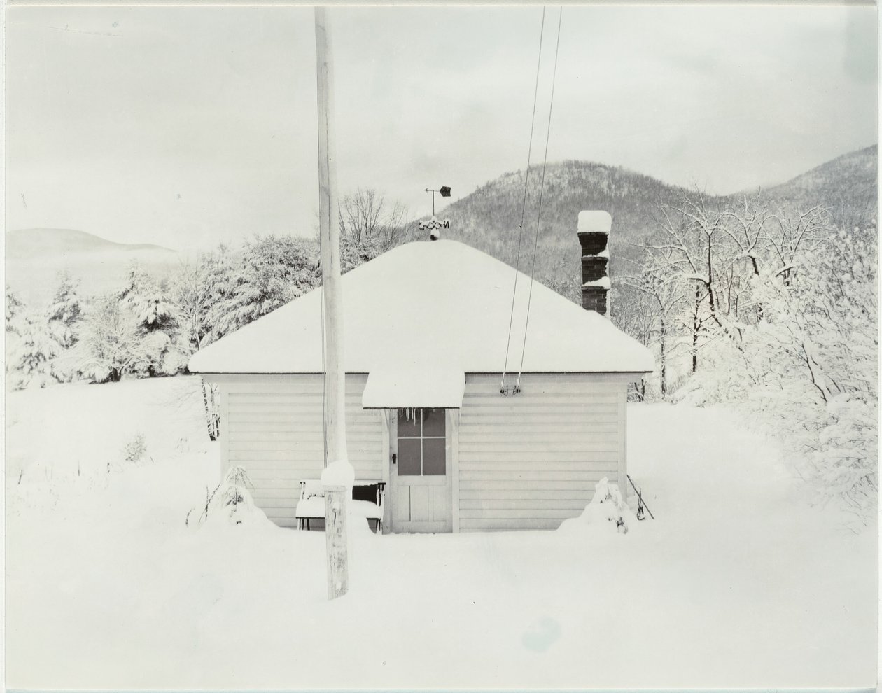 Primeira neve e a casinha, 1923. de Alfred Stieglitz