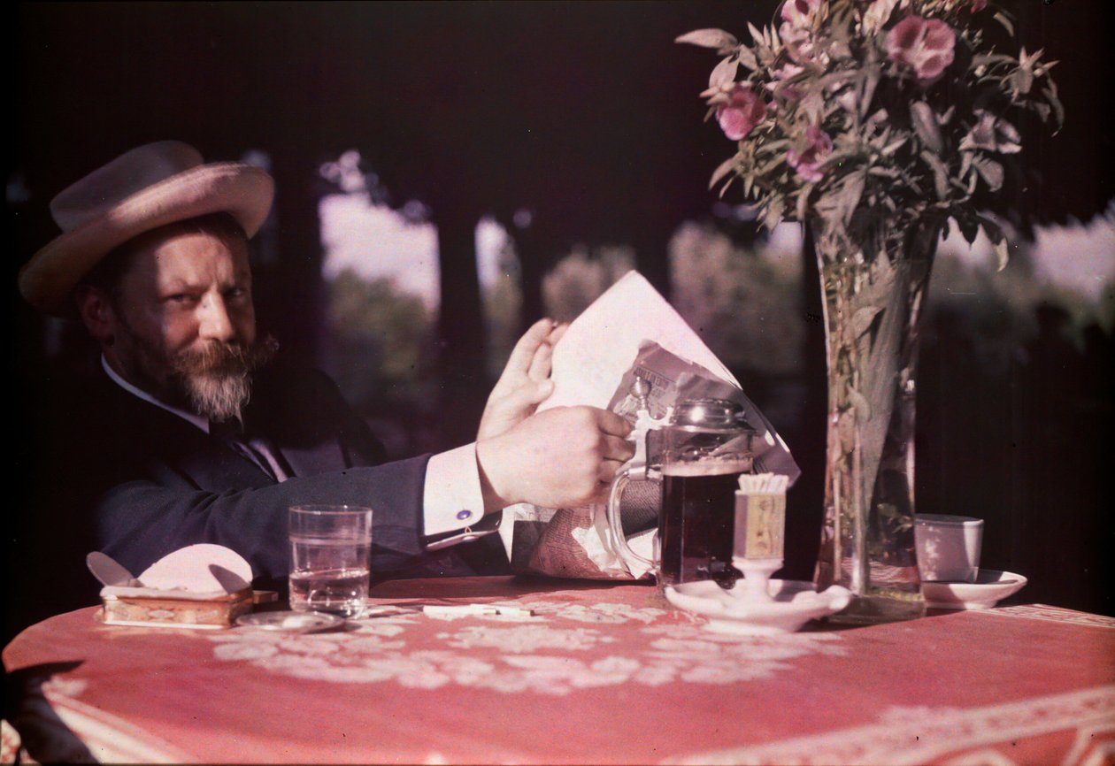 Frank Eugene sentado à mesa, 1907. de Alfred Stieglitz