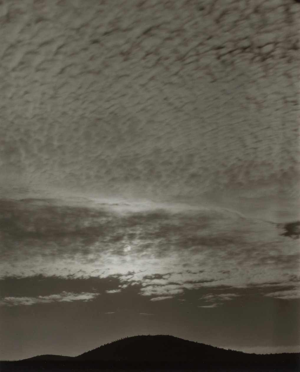 Música — Uma sequência de dez fotografias de nuvens, n.º X de Alfred Stieglitz