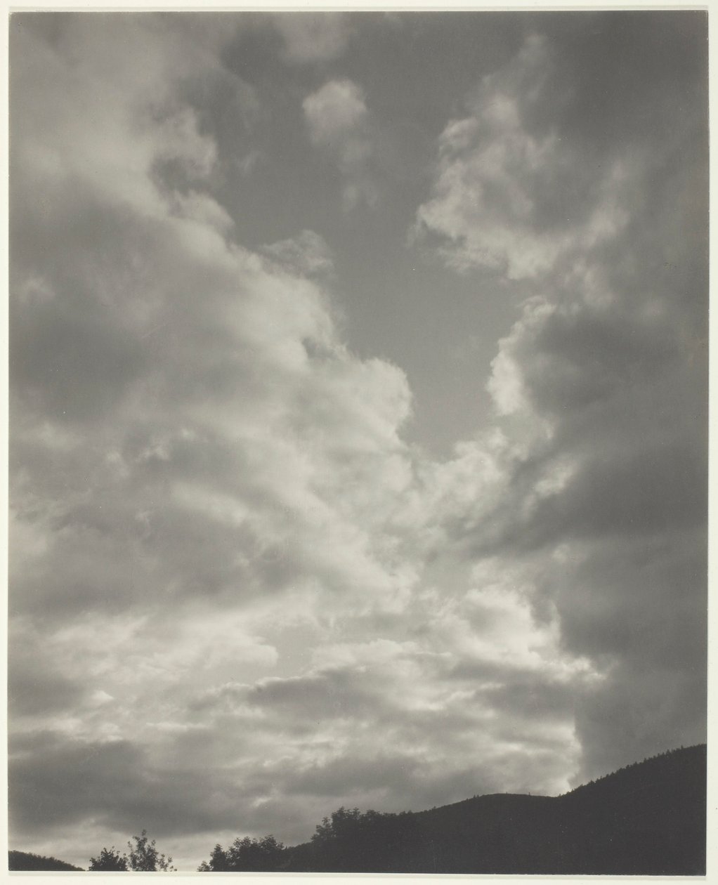 Música - Uma Sequência de Dez Fotografias em Nuvem, No. II de Alfred Stieglitz