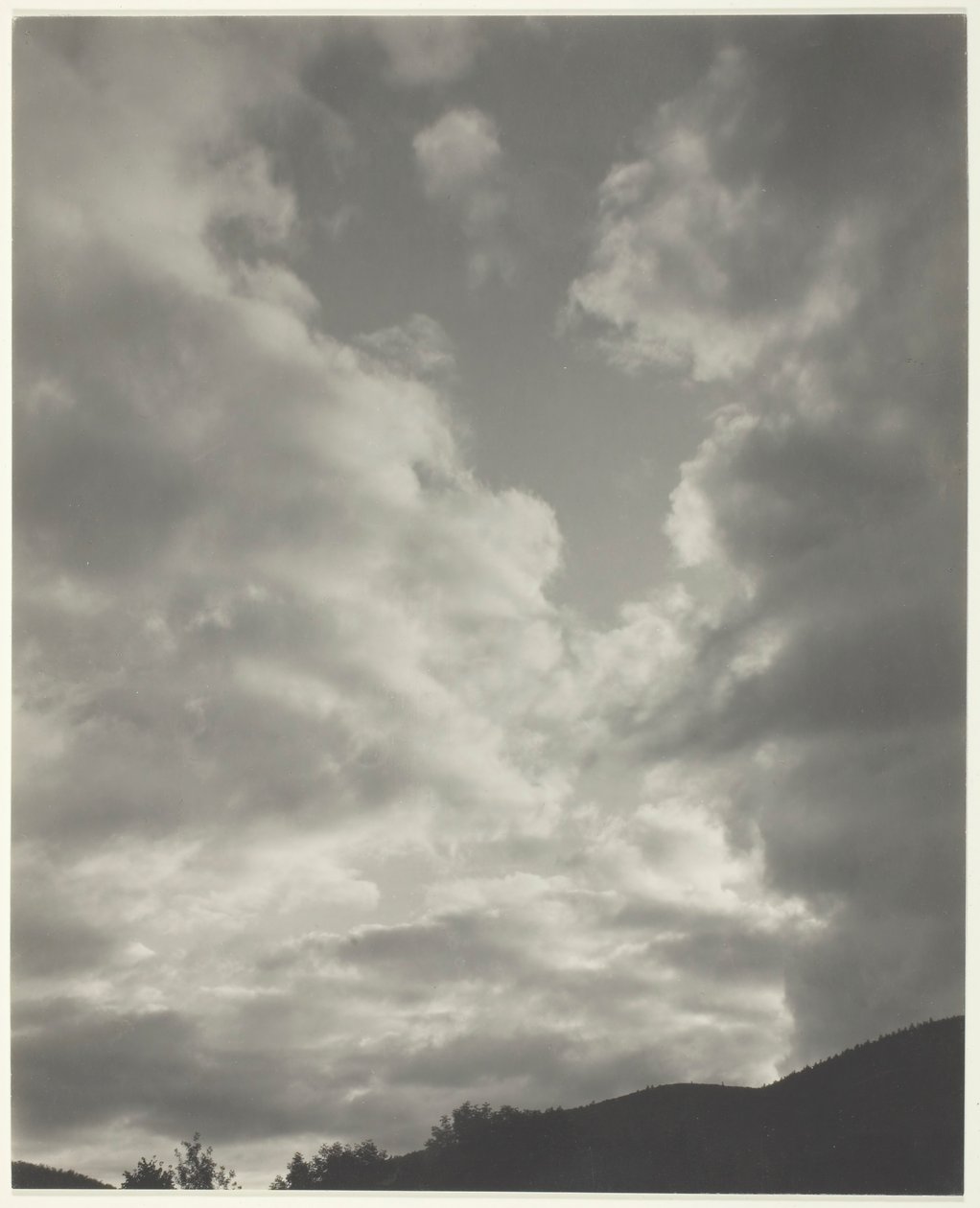 Música - A Sequence of Ten Cloud Photographs, No. II, 1922. de Alfred Stieglitz